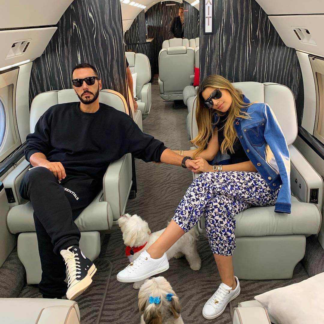 Por sus compromisos laborales, la pareja no puede estar siempre junta y deben aprovechar los viajes que ambos pueden hacer para verse.