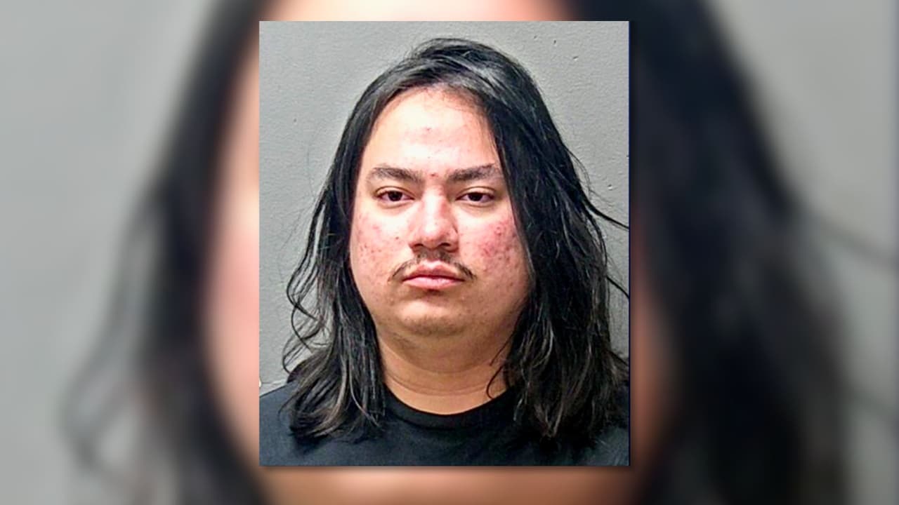 La policía de Fort Worth compartió la fotografía de Cristian Méndez tras su arresto.