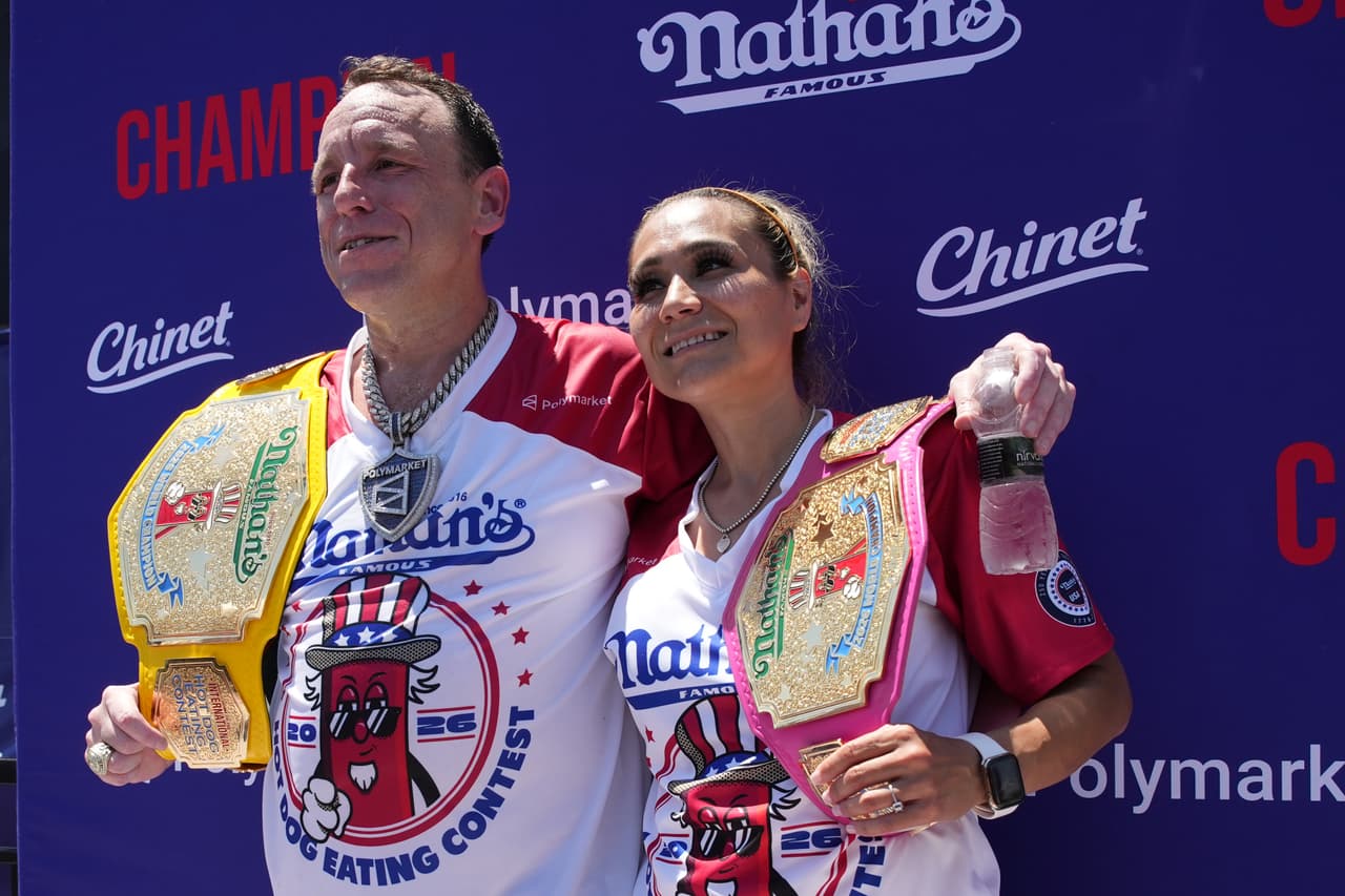 Él devoró 66 hot dogs y ella casi 39: así dominaron la competencia de glotones en Coney Island
