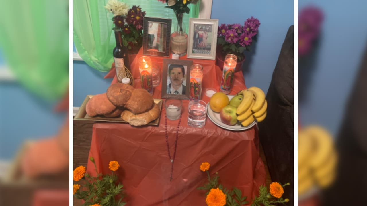Diana Tamayo comparte el primer altar que monta en su casa.
<br>"Este año, no sé, tuve esa animación de hacerlo y puse a mis abuelos mi hermano mi papá y mi suegro", cuenta.