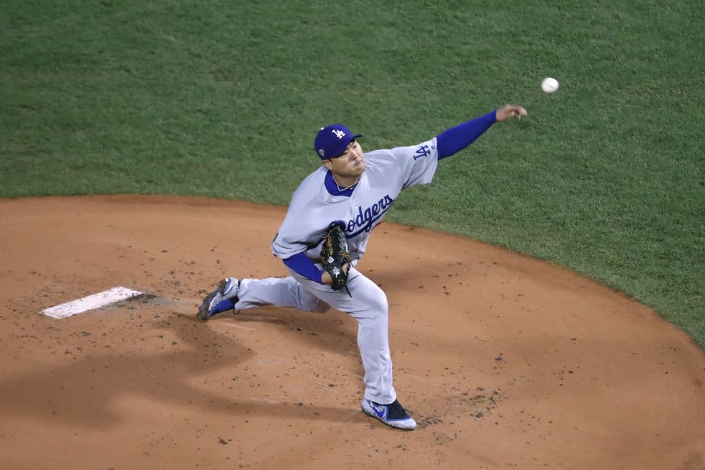 Hyun-Jin Ryu, el abridor de los angelinos, estuvo muy económico con sus lanzamientos hasta que llegó la fatídica quinta entrada. Sacó los dos pirmeros outs pero luego se desdibujó en la lomita.