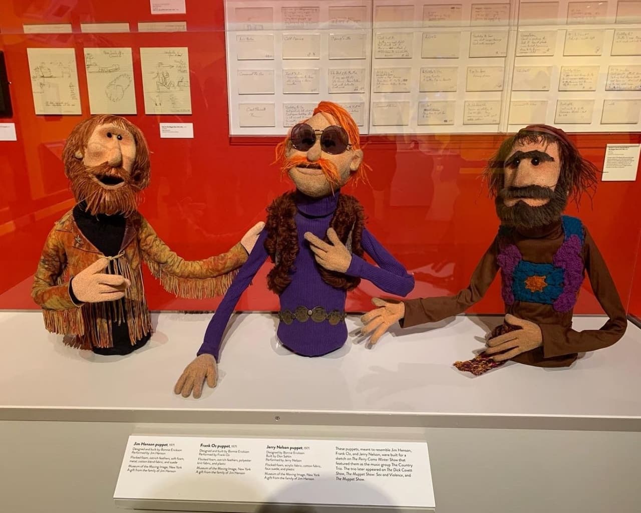 Esta exposición recrea el recorrido de Henson desde 1954 cuando junto con Russell Wall crean sus primeros personajes “Pierre la Rata Francesa y Longhorn & Shorthorn”. Pese a que el programa de televisión no se mantuvo más de tres semanas al aire les permitió implementar nuevas técnicas para trabajar con títeres.
<br>