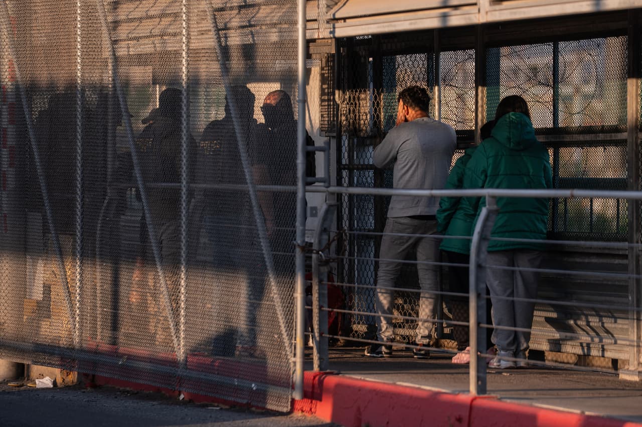 ¿Por qué las detenciones de ICE se disparan, pero las deportaciones no crecen por igual?