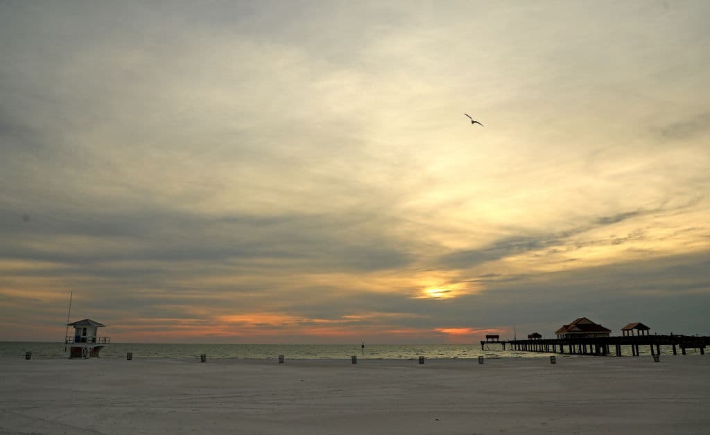 La lista de las 25 mejores playas de Estados Unidos incluyen según su orden:1. Poipu Beach, Kauai, Hawaii.2. Ocean City, Maryland.3. Coronado Beach, San Diego, California.4. Pope Beach, Lake Tahoe, Nevada.5. Clearwater Beach, Clearwater, Florida.6. Harris Beach, Oregon.7. Glass Beach, Port Townsend, Washington.8. Oak Street Beach, Chicago, Illinois.9. Carlsmith Beach, Hilo, Hawaii.10. Wrightsville Beach, North Carolina.11. Grand Haven State Park, Michigan.12. Santa Monica Beach, California.13. Medano Creek, Great Sand Dunes National Park, Colorado.14. North Beach, Tybee Island, Georgia.15. Good Harbor Beach, Gloucester, Massachusetts.16. Rockaway Beach, Queens, New York.17. Crystal Lake State Park, Barton, Vermont.18. Gulf Shores Public Beach, Alabama. 19. Park Point Beach, Duluth, Minnesota.20. Asbury Park Beach, New Jersey.21. Carmel Beach, Carmel-by-the-Sea, California.22. Coligny Beach Park, Hilton Head, South Carolina.23. Alki Beach, Seattle, Washington.24. Ocean Beach Park, New London, Connecticut25. Coney Island Beach, Brooklyn, New York.