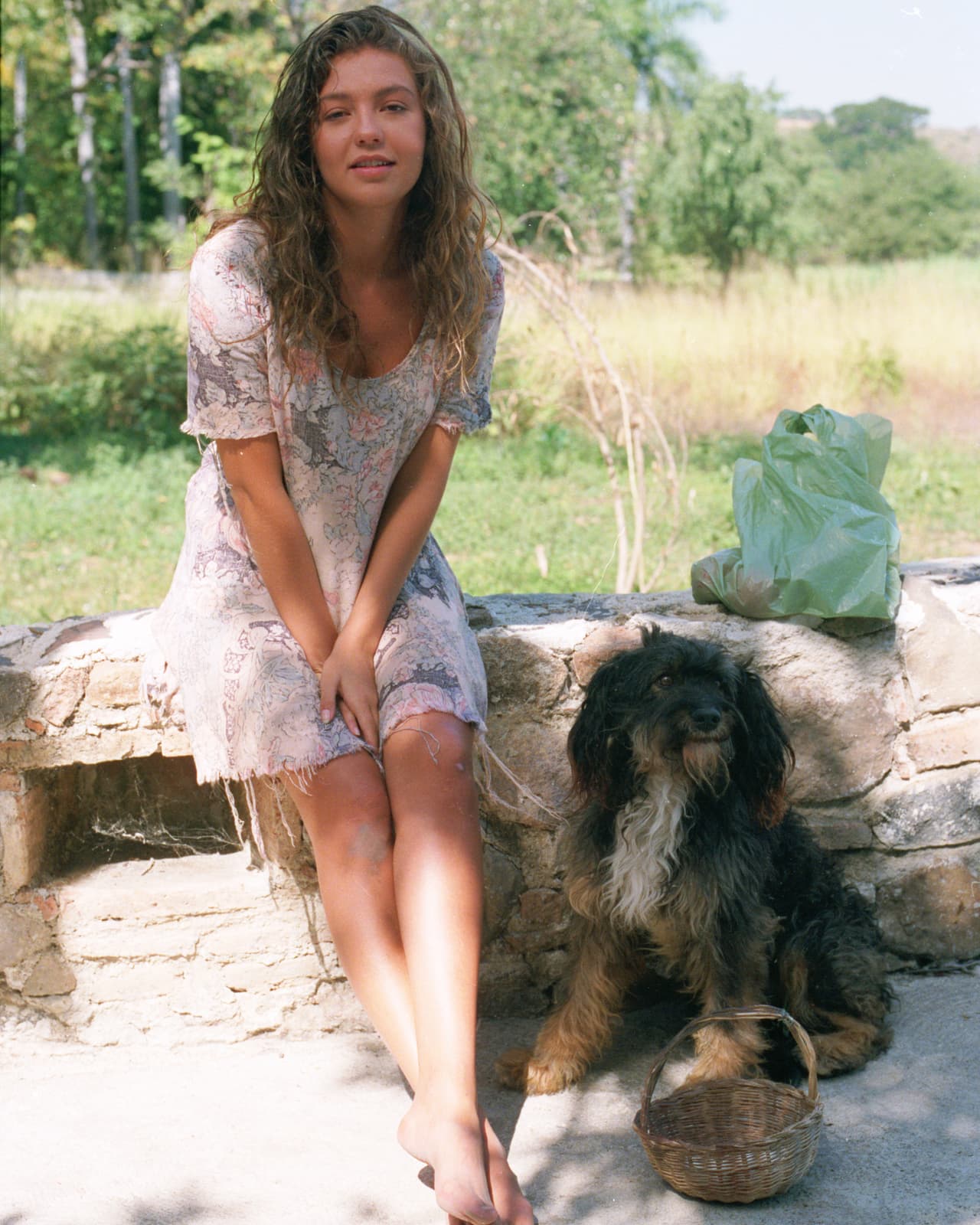 También lució desaliñada en el melodrama de
<b><a href="https://www.univision.com/programas/novelas/que-fue-del-elenco-de-la-telenovela-marimar-fotos">'Marimar'.</a></b>