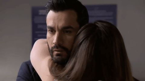 Aunque no pudieron hablar mucho, la felicidad de
<b><a href="http://www.univision.com/novelas/la-doble-vida-de-estela-carrillo/ryan-cabrera-vs-david-zepeda-quien-te-gusta-mas-fotos">Ryan</a></b> se vio opacada, pues sabe que el regreso de
<a href="http://www.univision.com/novelas/la-doble-vida-de-estela-carrillo/">Estela</a> repercutirá en su relación con Laura.
