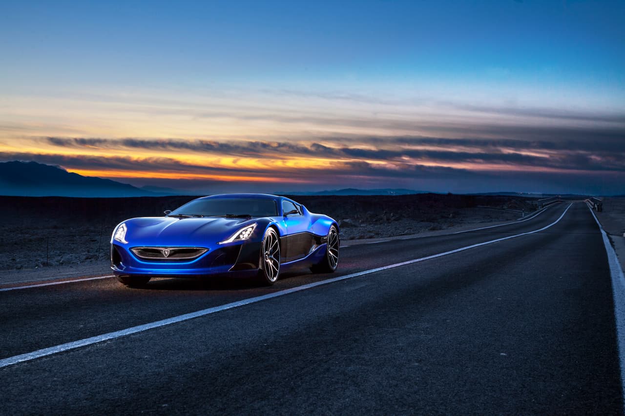 El Rimac Concept_One es capaz de acelerar de 0 – 62 mph (100 km/h) en solo 2.6 segundos y le toma 6.2 para alcanzar 124 mph (198.4 km/h) y 14.2 para conseguir 186 mph (300 km/h).
<br>
