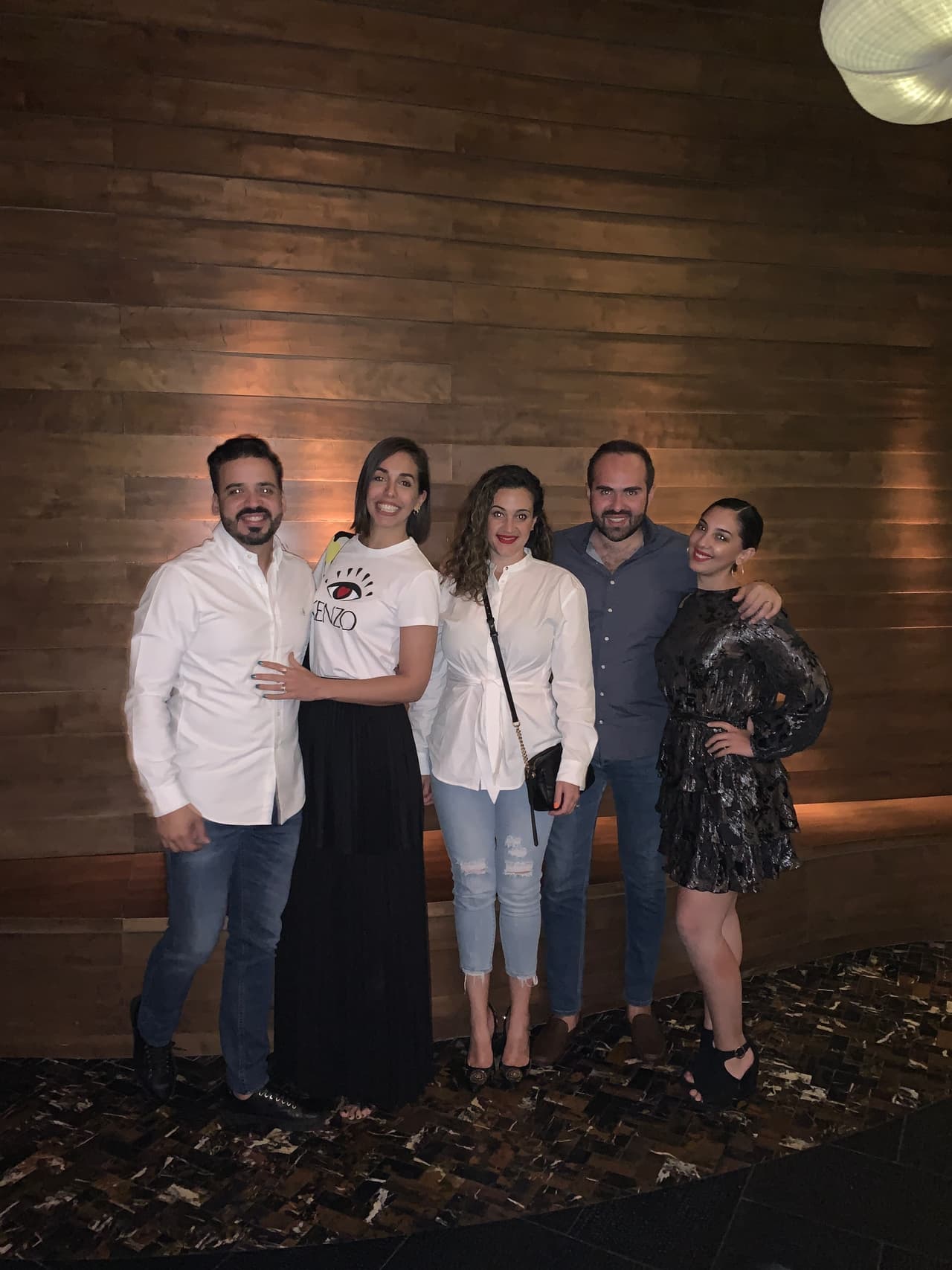 En esta foto nos presenta algunos miembros de su familia (de izquierda a derecha), Cesar, esposo de su prima Ane, después su hermana Pe y cuñado Jojo. Juntos fueron a cenar a un restaurantes de comida japonesa llamado
<b>Nobu</b>.