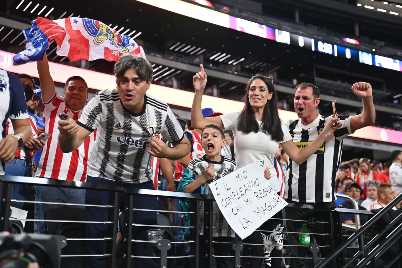 Los seguidores de los italianos, presentes en el Allagiant Stadium.