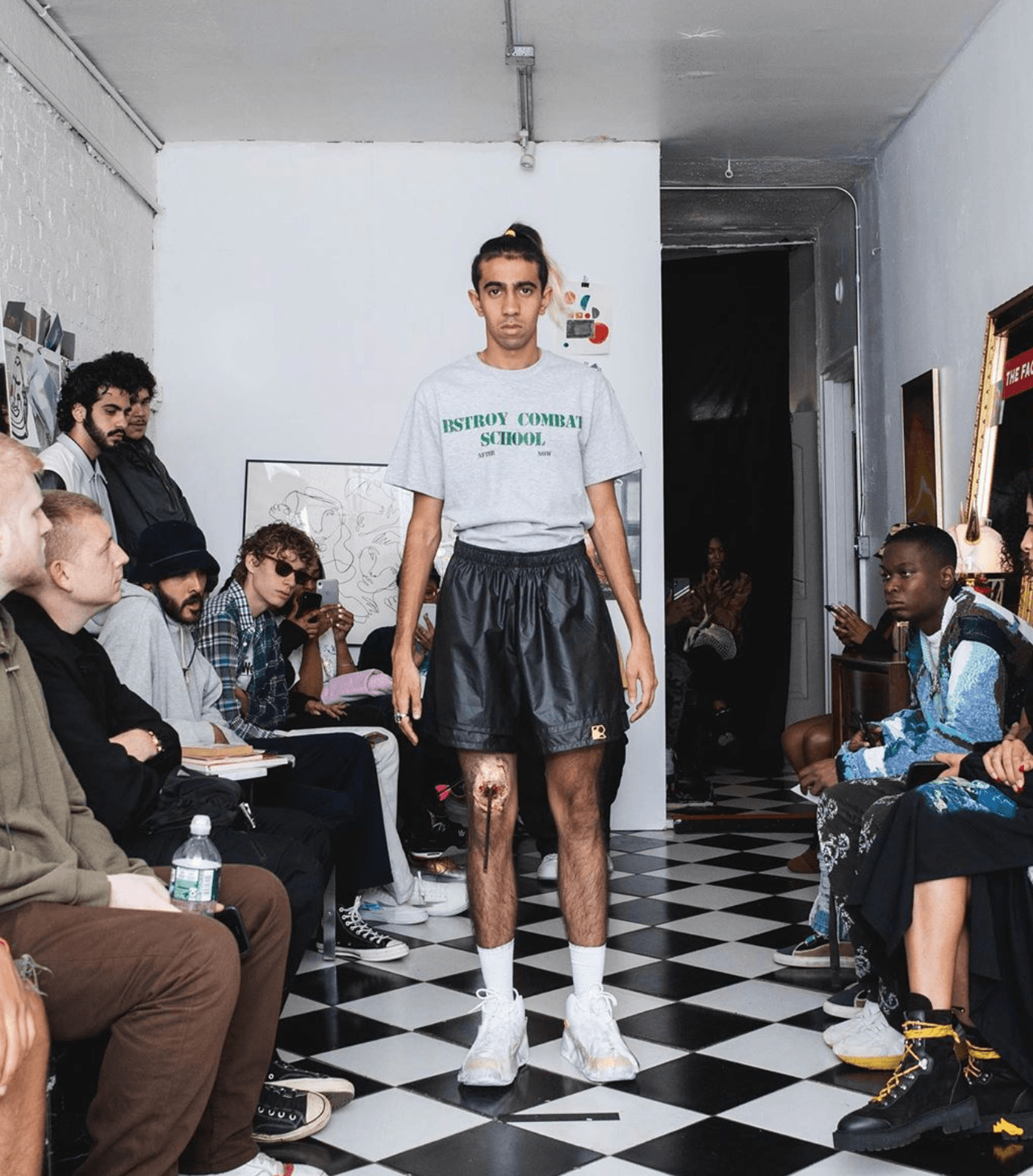 Otro familiar de una joven víctima manifestó en redes sociales su repudio por los diseños.