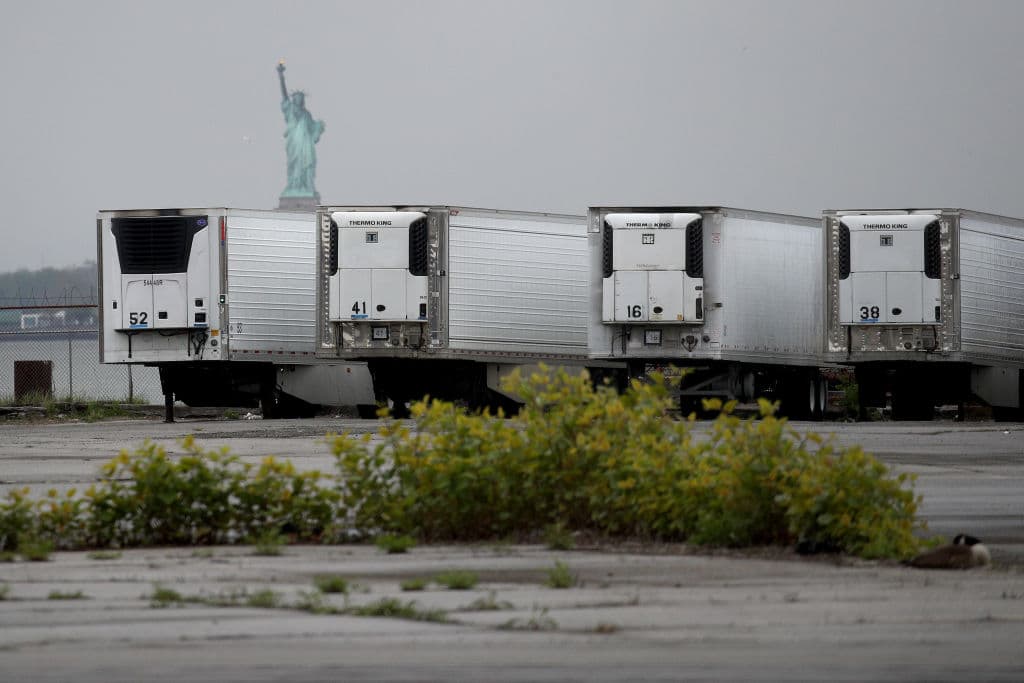 Imagen de mayo de 2020 de camiones refrigerados con cuerpos fallecidos por covid-19 en Brooklyn, Nueva York.