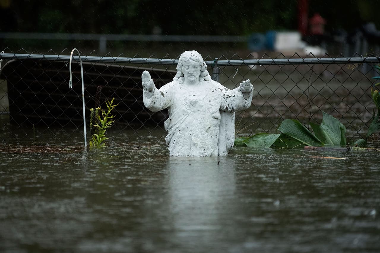 Las aguas del diluvio rodaron a lo largo de las calles del centro de New Bern durante toda la tarde del viernes. Combinada con ráfagas de viento de 70 mph, el agua era lo suficientemente fuerte como para mover las estatuas
<br>