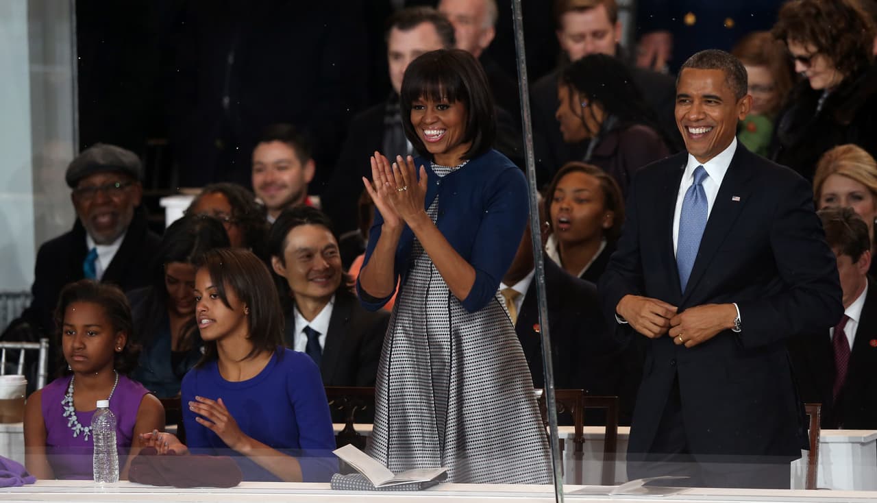 Solo ella podría arriesgarse a llevar un vestido formal de brillo, propio de una inaguración presidencial, con un simple y ajustado saco en tono azul. Este fue su look en enero de 2013, cuando su marido volvió a asumir ante el Congreso como Presidente.