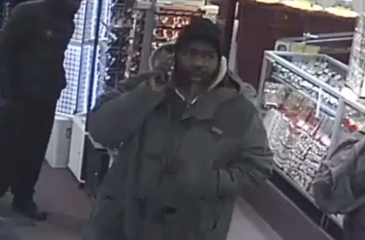 Buscan a sospechosos de robar joyas por un valor de 7,000 dólares en El Bronx