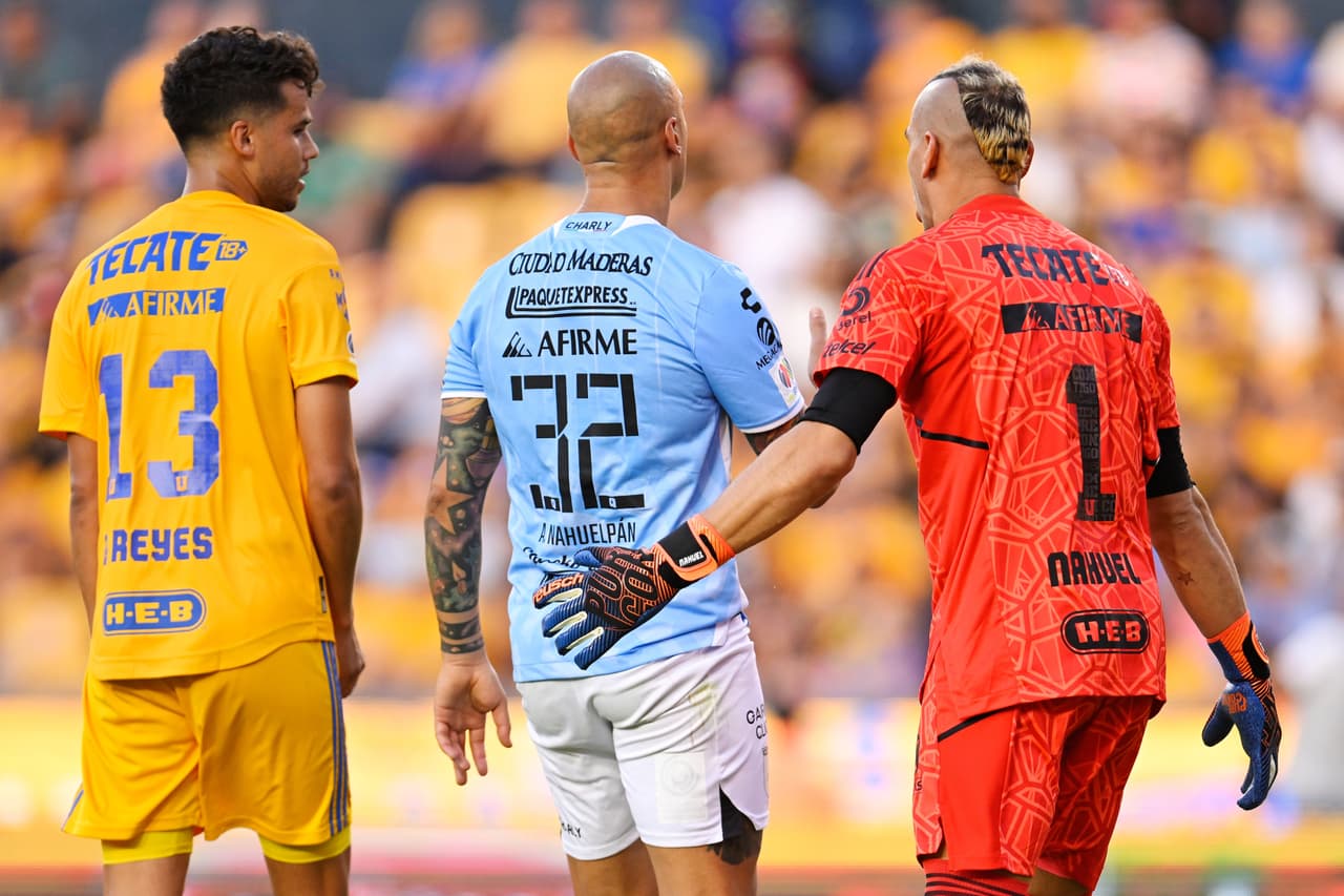 Tigres se llevó los tresn puntos ante Gallos Blancos en un partido en el que hubo tres jugadores expulsados .