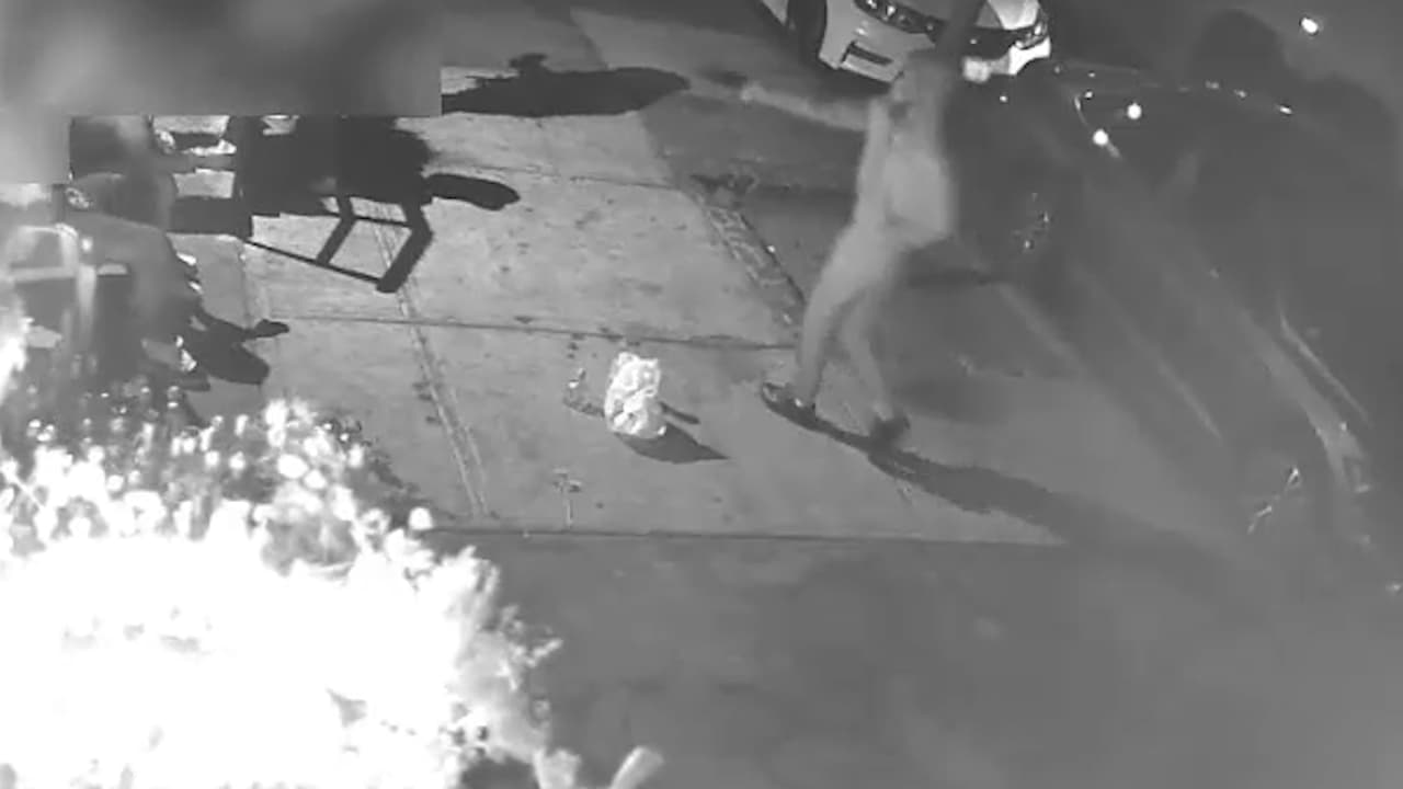 En medio de una vigilia en Brooklyn, un sujeto se acerca y dispara a un hombre múltiples veces
