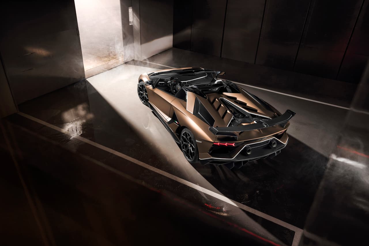 La única transmisión disponible para el Aventador SVJ es la automática de 7 velocidades ISR (acrónimo de ‘Independent Shifting Rod’). Este tipo de transmisión fue introducida por Lamborghini en el 2010 asegurando que no solo era más liviana, pero 50% más rápida que las transmisiones de doble embrague en esa época.
<br>