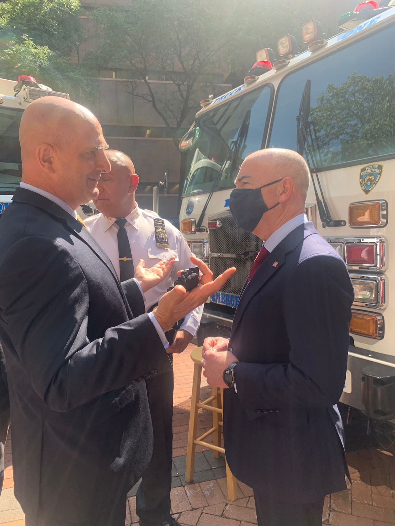 Mayorkas, asimismo, apuntó que "no hay ninguna amenaza específica creíble para la patria procedente de ninguna organización terrorista o individuo terrorista. Y trabajamos juntos para asegurarnos de que estamos vigilando el flujo de información con mucha atención, no sólo a nivel nacional, sino en todo el mundo".