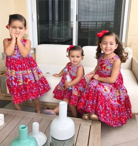 <b>Jacqueline, Carolina y Renata</b> son los nombres de las tres
<b>hijas de <a href="https://www.univision.com/entretenimiento/ricky-martin-es-muy-del-gusto-de-jaqueline-bracamontes-y-asi-lo-cuenta-ella-fotos">Jacky Bracamontes</a></b>
<b>y Martín Fuentes</b>, ellas tienen 4 años, 3 y 1, respectivamente.