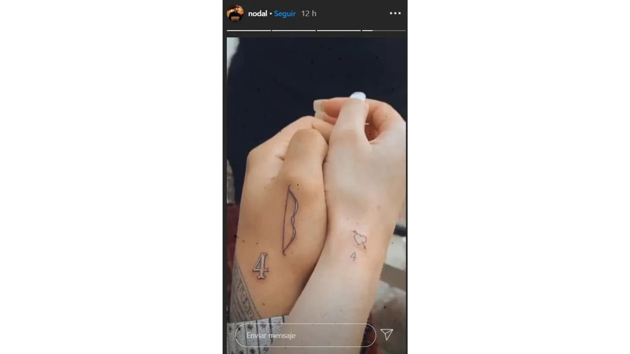 La pareja de cantantes tiene tatuajes que hacen juego.
<br>