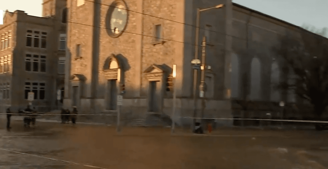 Se podía ver a los bomberos yendo de puerta en puerta para ayudar a cualquiera que necesitara llegar a otro lugar.
<br>El Departamento de Bomberos de Filadelfia dijo que evacuaron al menos tres edificios. Los bomberos dijeron que dos personas necesitaban atención médica.