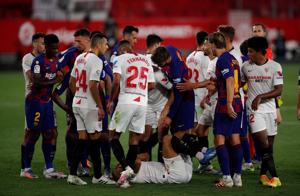 Con la calentura del enfrentamiento, los jugadores comienzan a epujarse luego de una falta sobre el jugador del Sevilla.