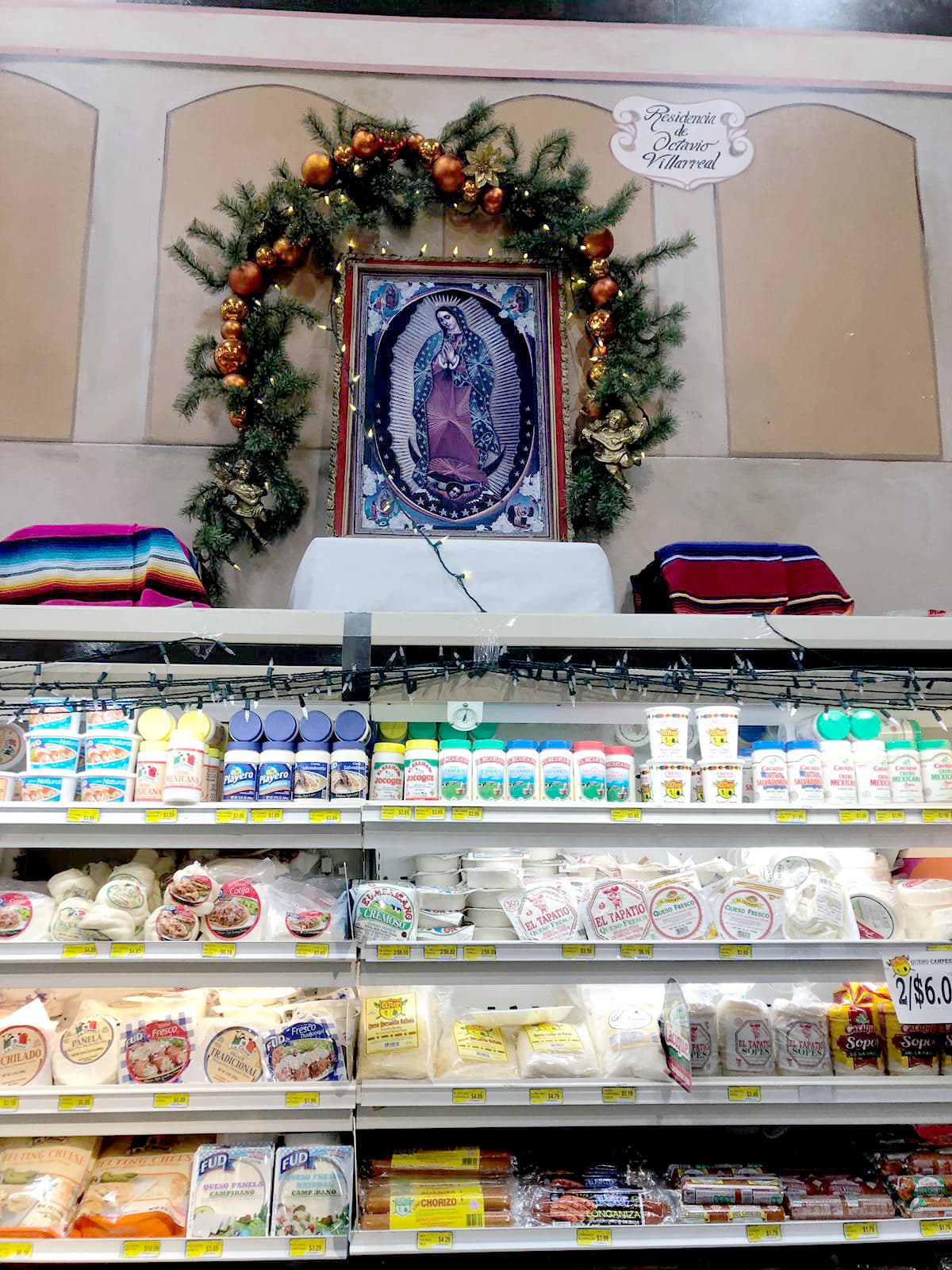 Entrar a un supermercado en el barrio de Southside es como adentrarse en México. Un altar a la virgen de Guadalupe preside un frigorífico con productos lácteos en uno de ellos.