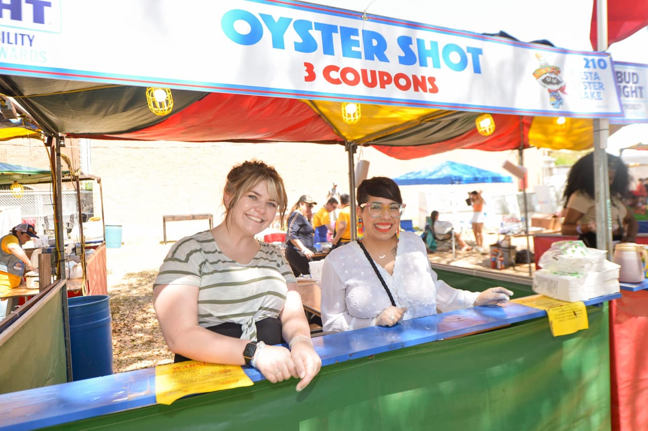 <h2 class="cms-H2-H2">Fiesta Oyster Bake</h2>
<br>
<ul>
<li class="li1">Cuándo: 25 de abril</li>
</ul>
<ul>
<li class="li1">Hora: 17:00 horas -23:00 horas</li>
</ul>
<ul>
<li class="li1">Dónde: Campus de la Universidad St. Marys</li>
</ul>
<ul>
<li class="li1">Qué es: Evento que a través de voluntarios busca recaudar recursos para becas y programas universitarios.</li>
</ul>
<ul>
<li class="li1">Costo: de 25 a 40 dólares</li>
</ul>