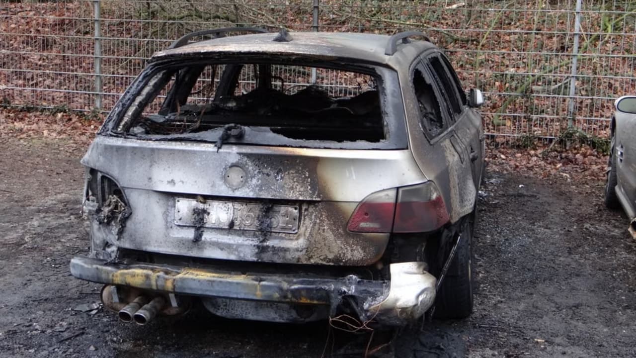Hallan a un hombre muerto dentro de un vehículo incendiado en estacionamiento de Filadelfia