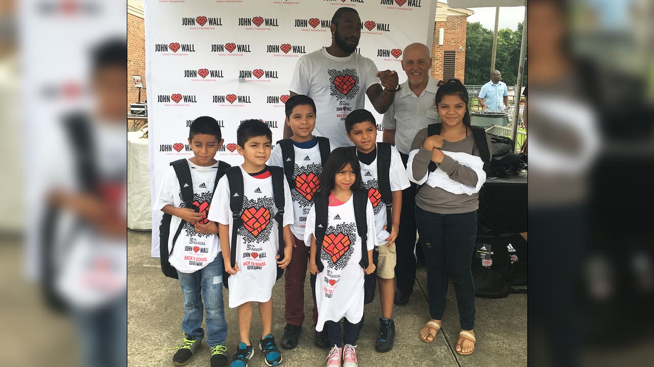 Ofrecen gratis útiles escolares en el centro comunitario del Salvation Army en Raleigh