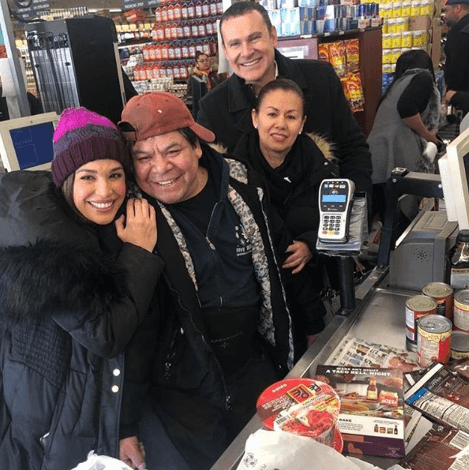 Alan Tacher y Karla Martínez llegaron a pagarle las compras a unos residentes de Jersey City. Este será un día que no olvidarán.
<br>
