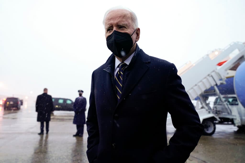 El presidente Joe Biden habla con los periodistas cuando llega a la Base de la Fuerza Aérea Andrews, Maryland, el viernes 28 de enero de 2022.
