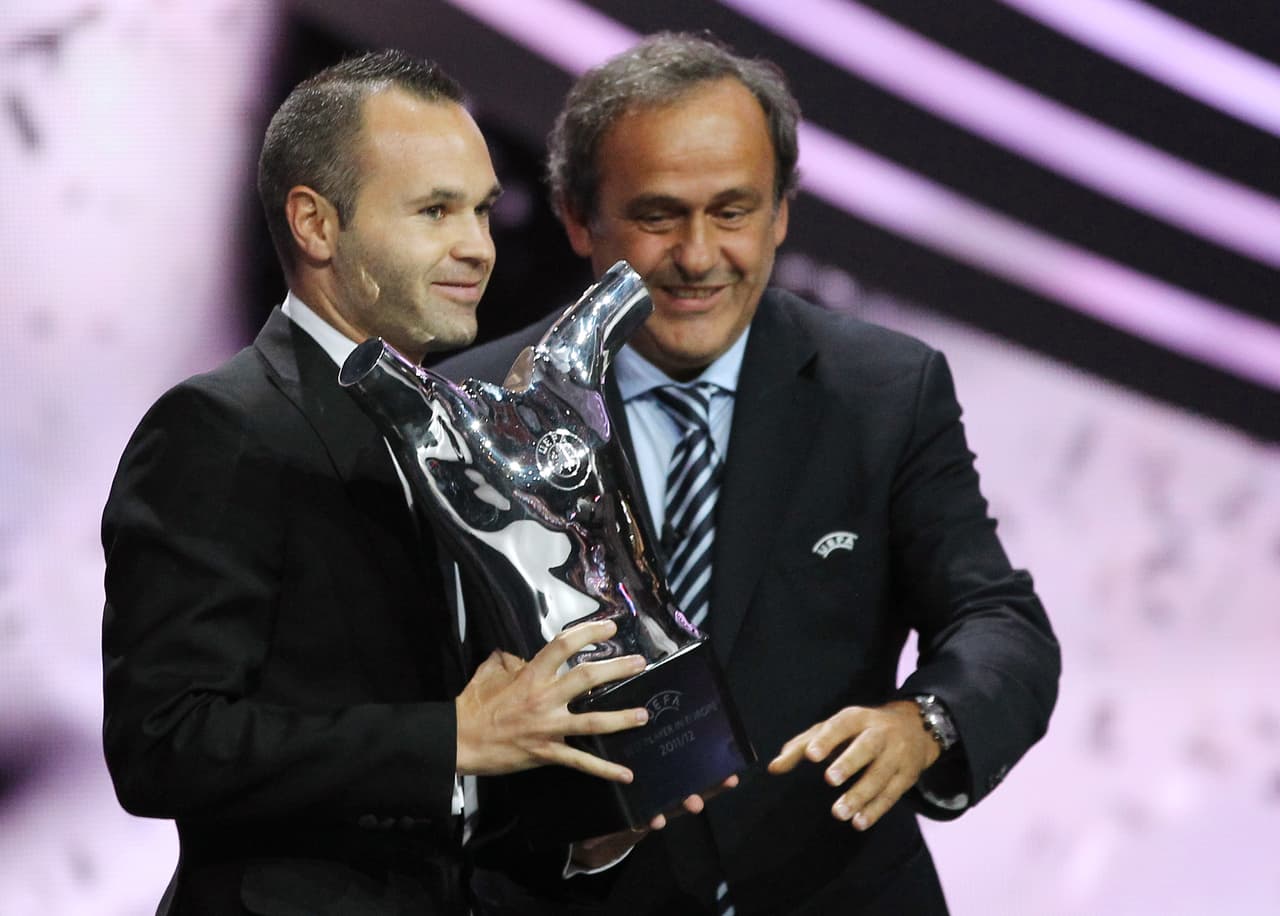 En lo personal también ha recibido reconocimientos. Por ejemplo, ha sido Mejor Jugador de la Eurocopa (2012), Mejor Jugador en Europa de la UEFA (2012), Balón de Plata FIFA (2010) y Balón de Bronce FIFA (2012); entre otros.