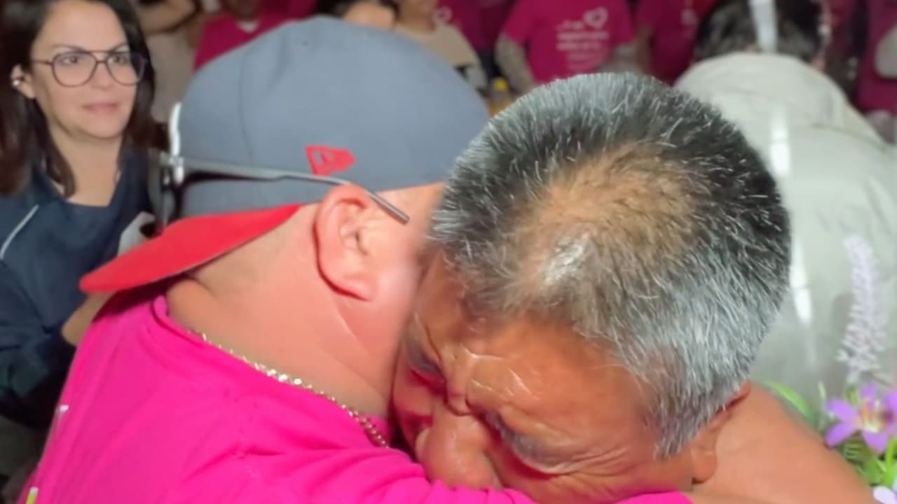 Padres e hijos mexicanos, que llevaban años sin verse en persona, se funden en fuertes abrazos en Texas.
