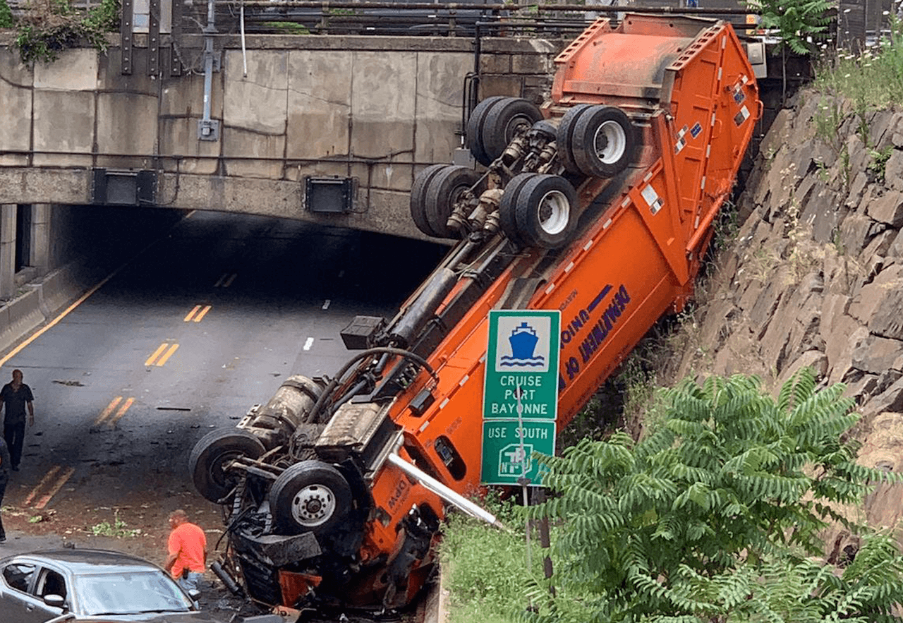 El incidente ocurrió cerca de la 1:00 pm en la autopista 495 en Union City, Nueva Jersey.