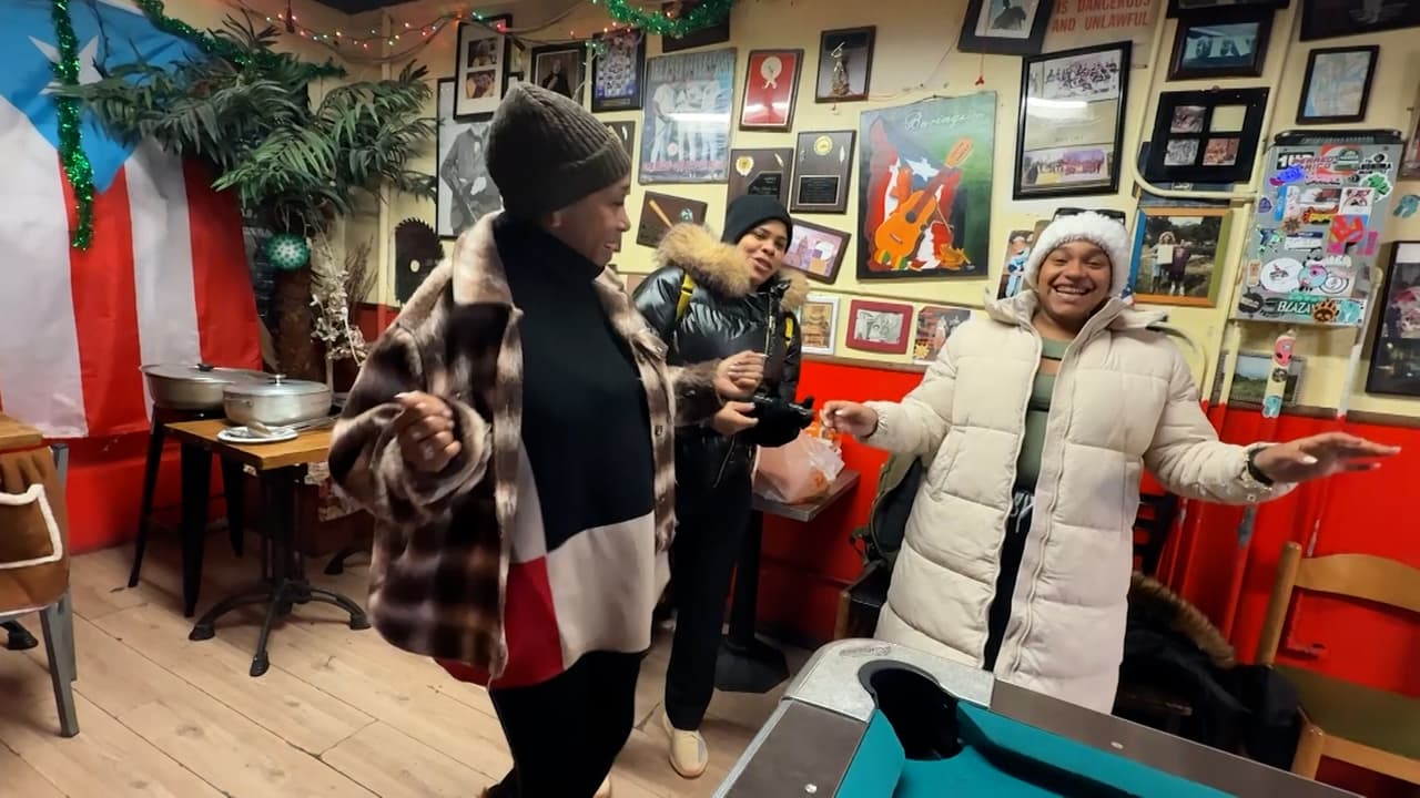 Es un espacio relajado con
<b>billar, dominó, música, conversación, cerveza y comida</b> para que la gente olvide sus problemas y se sientan como en su casa.
<br>