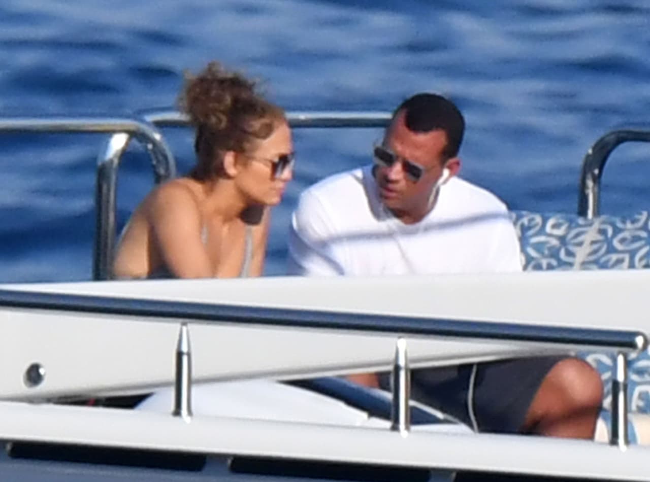 JLO y Alex Rodríguez disfrutan del mar cerca de Italia a bordo de un yate.