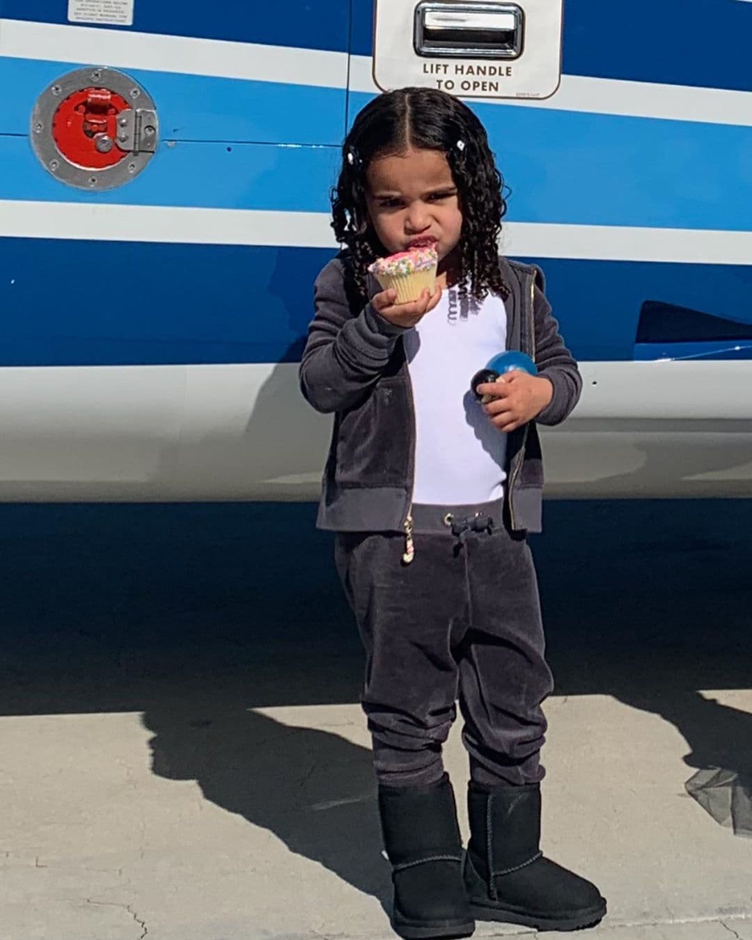 Sin embargo, de acuerdo con los informantes de TMZ, Chyna "siempre
<b>mantiene a Dream limpia</b> y le hace practicar una buena higiene, y tiene más de 100 atuendos agradables".
<br>