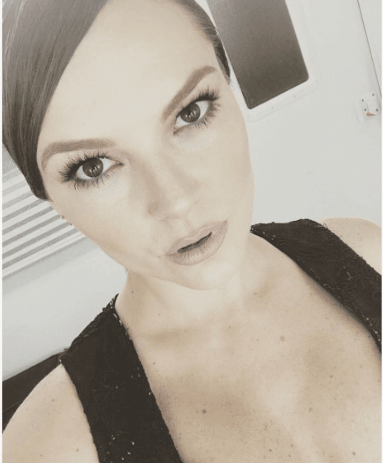 La actriz Marjorie de Sousa despidió el año con el siguiente mensaje en Instagram: "Poco a poco poniéndole color a las cosas pero más entregada y agradecida que nunca por tanto 2017 me diste la mejor enseñanza para cualquier mujer y ser humano gracias por tanto aprendido, por mostrarme que cuando más oscuro se ve todo es cuando el sol está por salir. Seguimos confiando y guiados por Dios me despido de ti querido 2017 jamás te olvidaré, siempre te veré en los ojos azules de un ángel en mi vida y para ti 2018 sé que vendrás cargado de lo mejor para todos te esperamos con la mejor vibra, pero sobretodo con el corazón lleno de fe y esperanza. Gracias mis sousatic@s por tanto nuevamente pero más por el detalle de saber que los tengo en todo momento gracias, gracias, gracias que seas muy feliz".