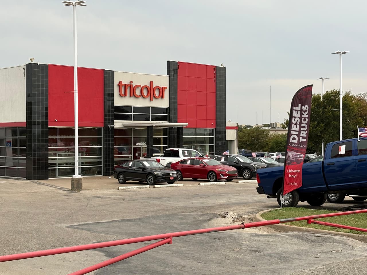 Asumen control de Tricolor Auto y dejan en incertidumbre a empleados y clientes hispanos