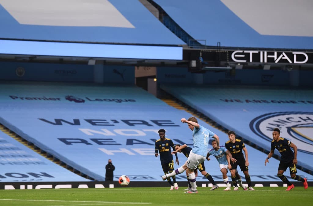 Kevin De Bruyne es el encargado de anotar el 2-0 desde los 11 pasos.