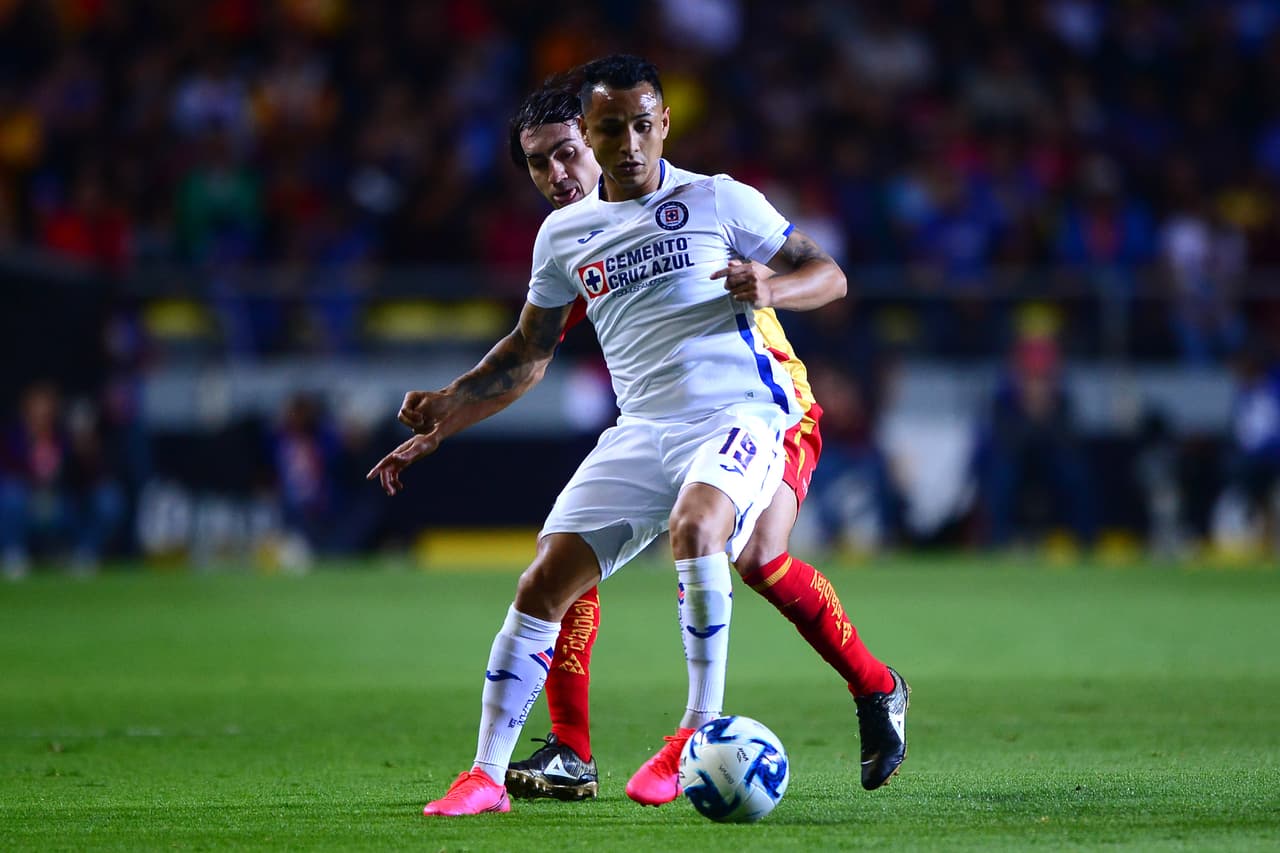 Yoshimar Yotún aguanta el esférico en lo que algún compañero llega a ayudarle.