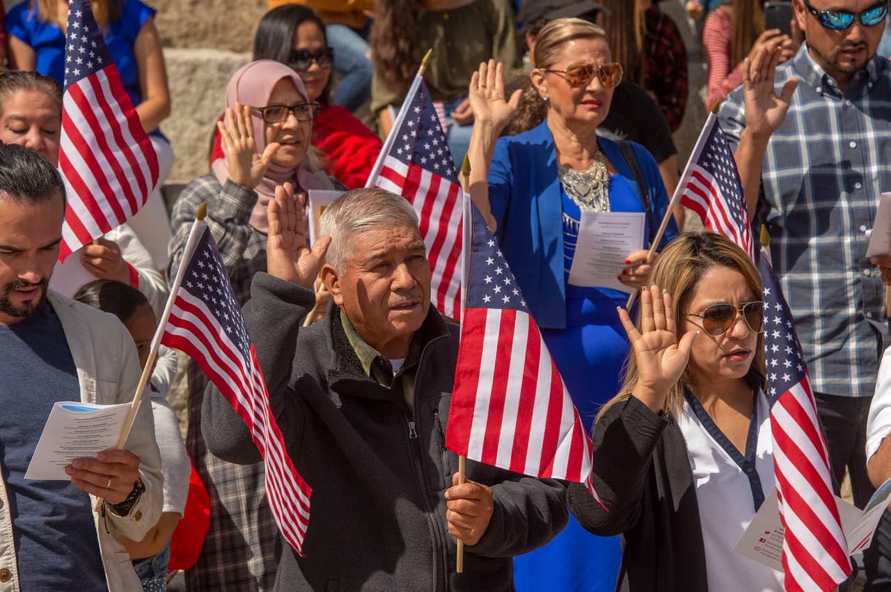 Fueron 42 personas, entre hombres y mujeres, de 15 países diferentes, quienes levantaron su mano derecha y juraron defender y respetar la Constitución y las leyes del país. Ellos ya cuentan con su certificado de naturalización, lo cual acredita el cambio de su estatus legal.