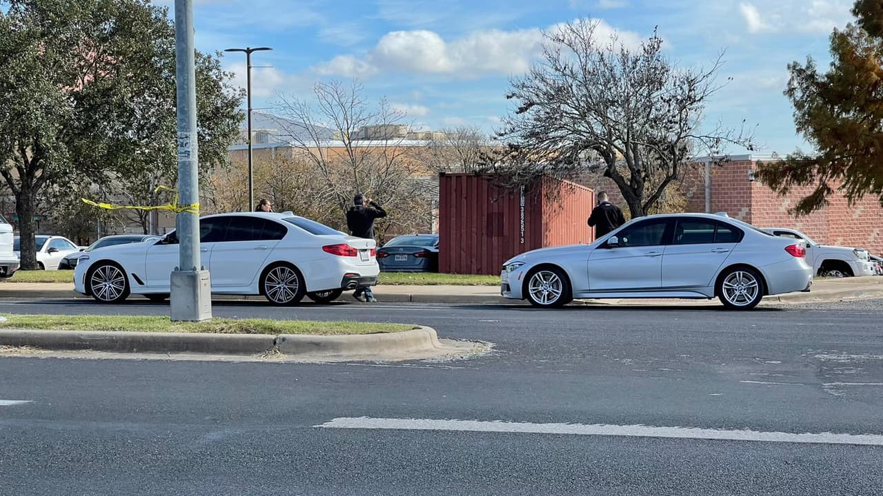 Las autoridades de Austin ISD le pide a los padres de familia que no vengan al plantel.