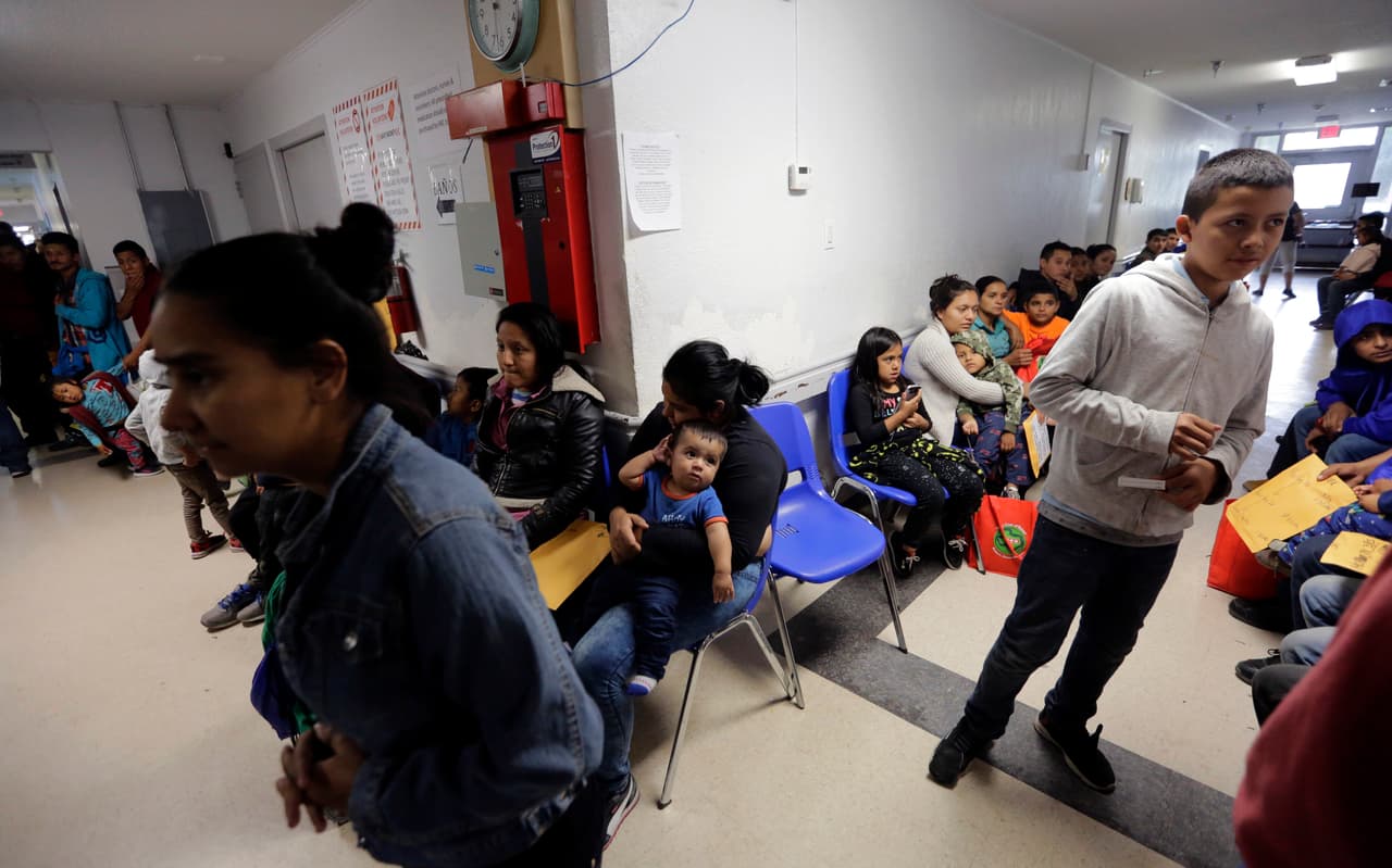 Familias migrantes recién liberadas de detención el 15 de marzo de 2019 en el centro de acopio de Catholic Charities en McAllen, Texas.