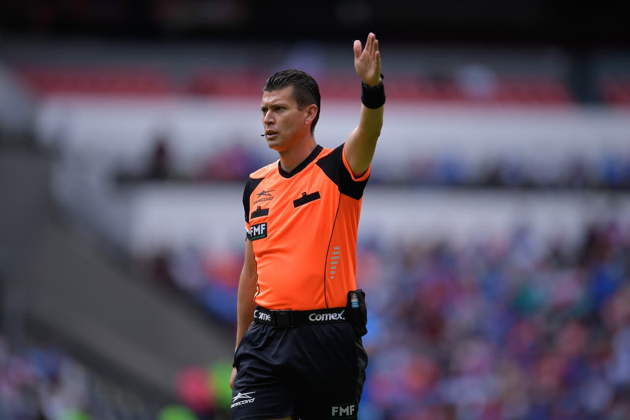 El árbitro Miranda recibió constantes reclamos de los Rayos.