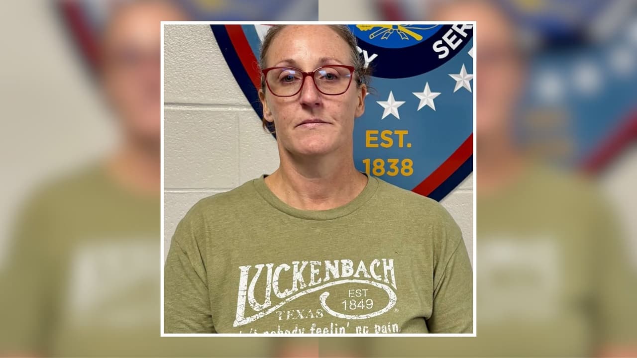 Acusan a una educadora de 46 años por tener una relación inapropiada con un estudiante de 16 años en Galveston
