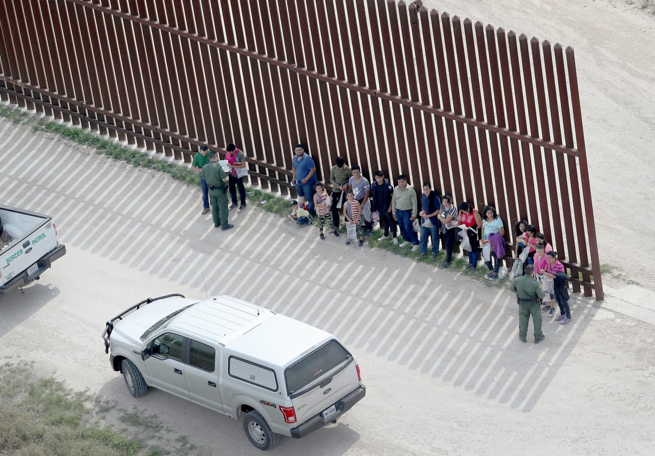 Así será el plan de acción de la Gobernadora Hobbs ante el fin del Título 42