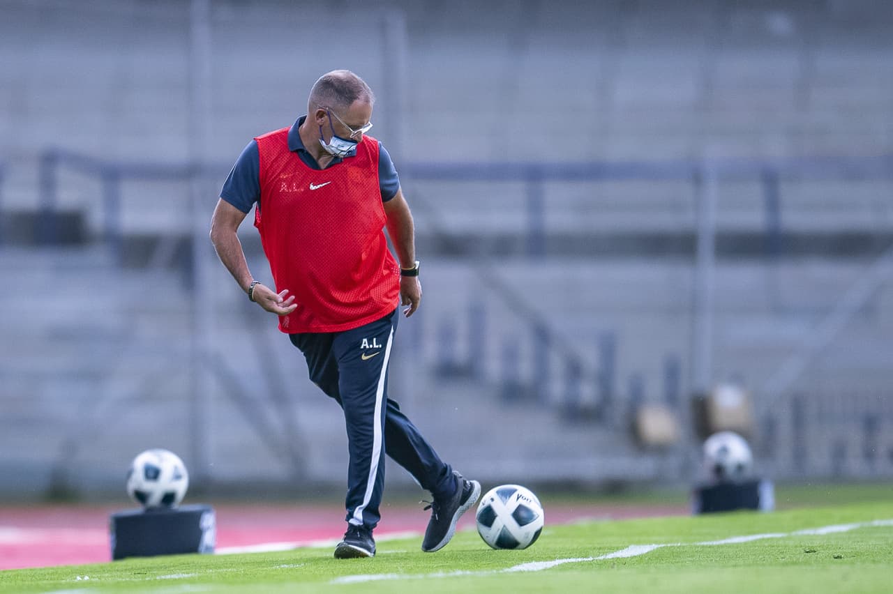 Pumas y Chivas no se hicieron daño y firmaron un empate sin goles en la cancha del Olímpico Universitario.
