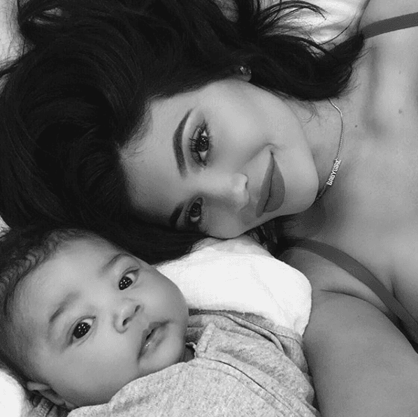 Kylie y Stormi, con fotos del álbum familiar y en donde ella aseguraba que su hija se parecía mucho a ella cuando era una bebé.